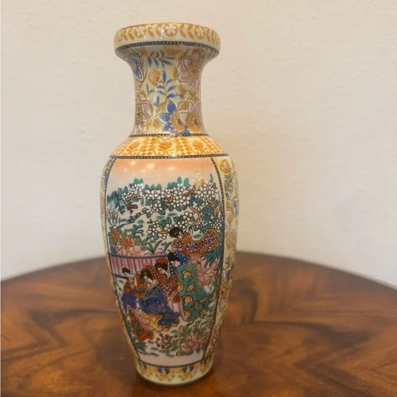 Japanese Satsuma Geisha Girl Porcelain Vase 9 1/2 Inches - Picture 10 of 10